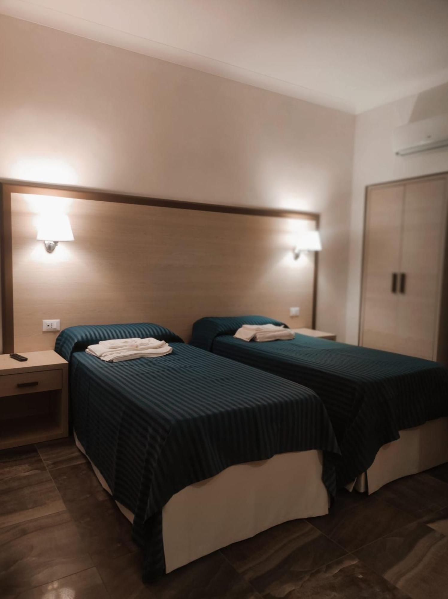 Hotel Holiday فوجيا المظهر الخارجي الصورة