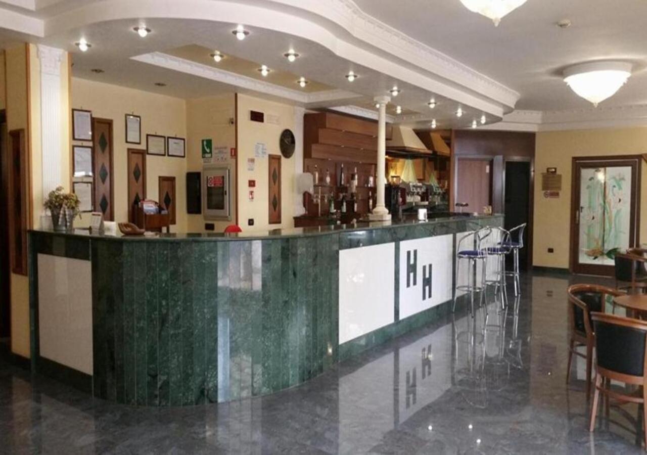 Hotel Holiday فوجيا المظهر الخارجي الصورة